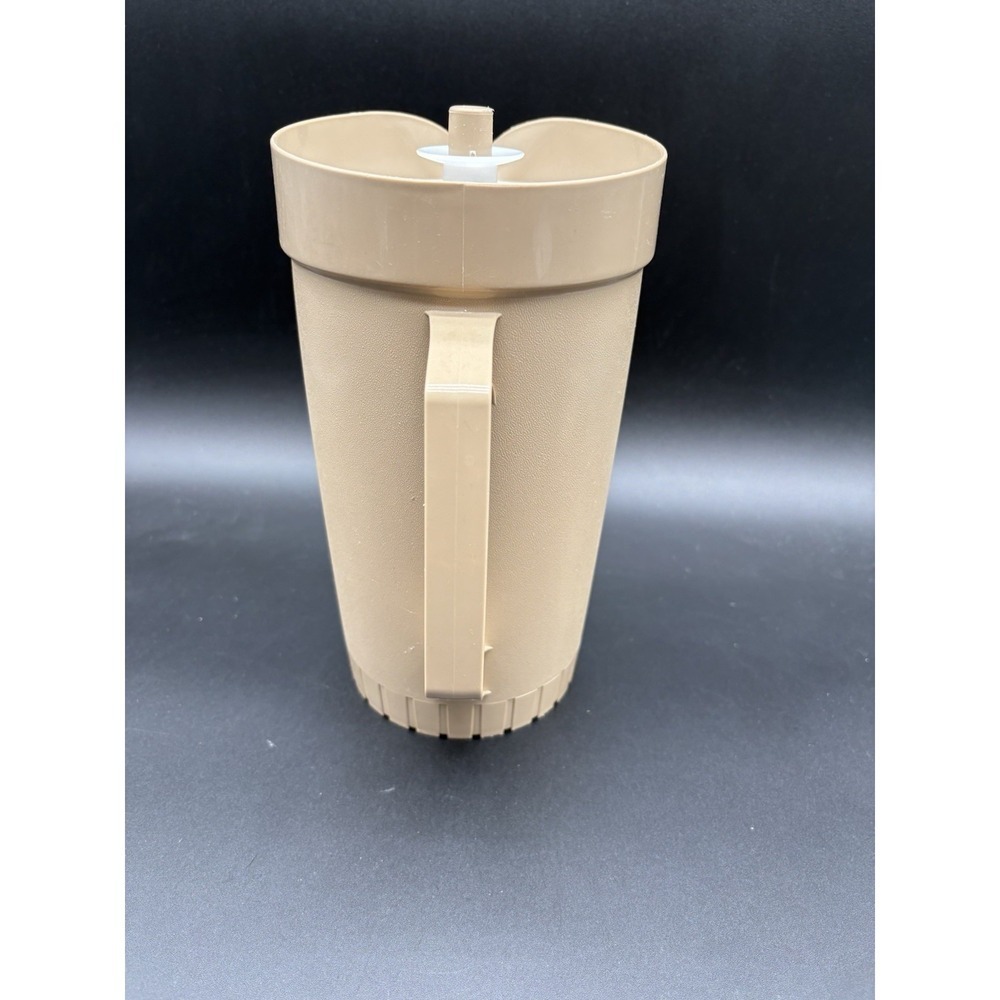 Tupperware 2 Quart Pitcher Tan w/ Push Button Seal 800-8 Vintage - Picture 4 of 10